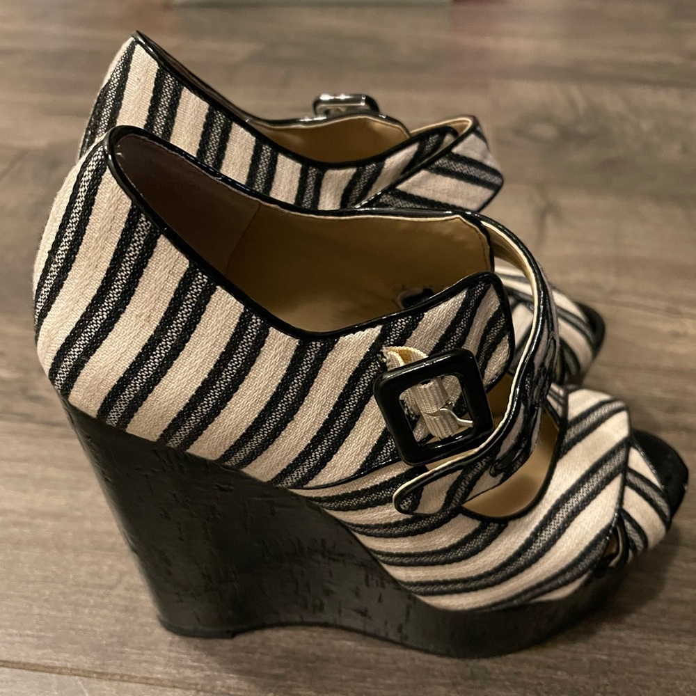Saks Fifth Ave. high shoes 6M 
BLK-WHITE/BLACK STRIPED/PATENT